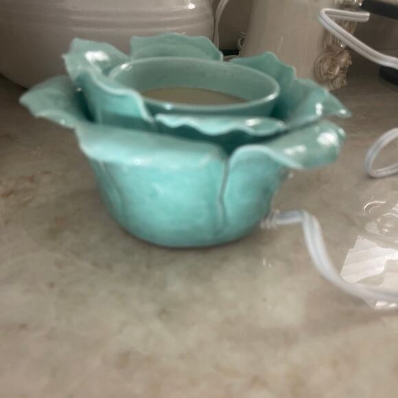 Scentsy petal green element wax warmer - Picture 5 of 11